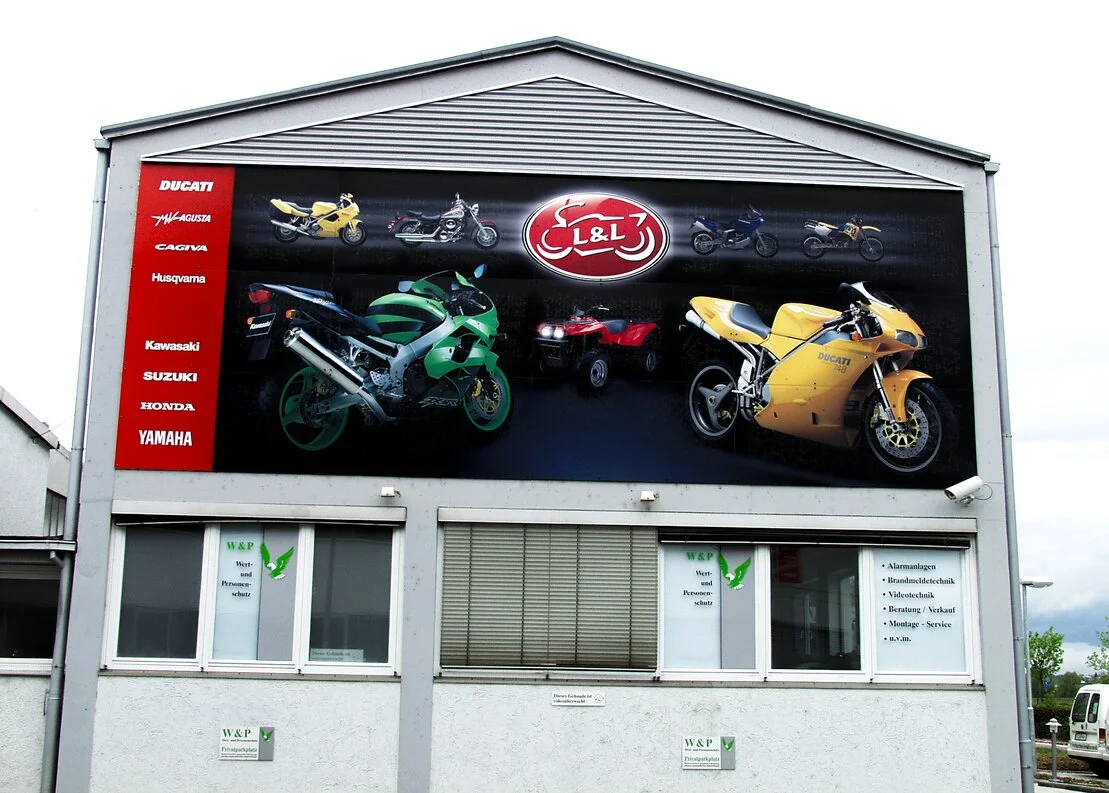 Bauschild an einer Baustelle mit Projektinformationen