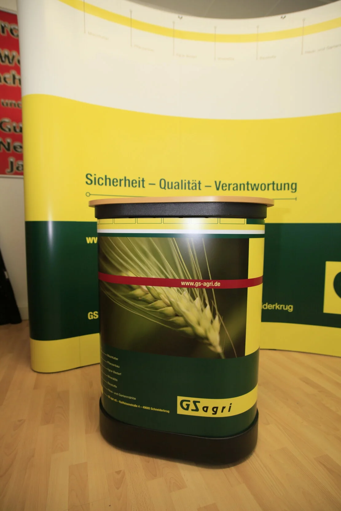 Messesystem mit Empfangstheke und Präsentationsfläche
