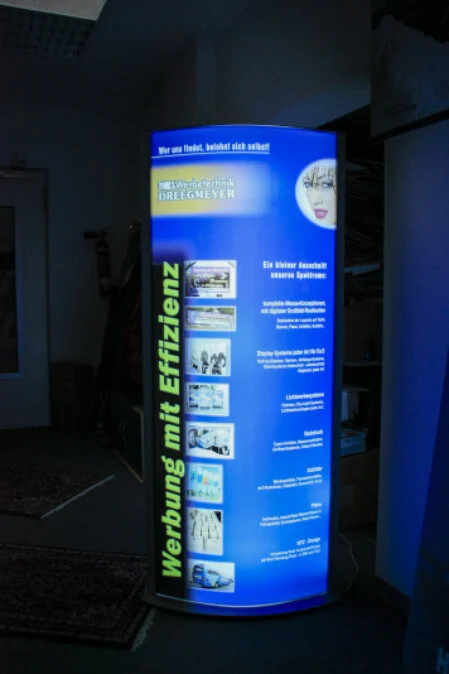 Beleuchtete Werbeanlage und moderner Messestand