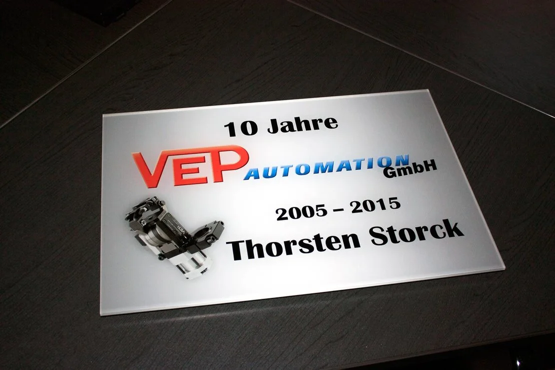 Große Plakate an einer Wand